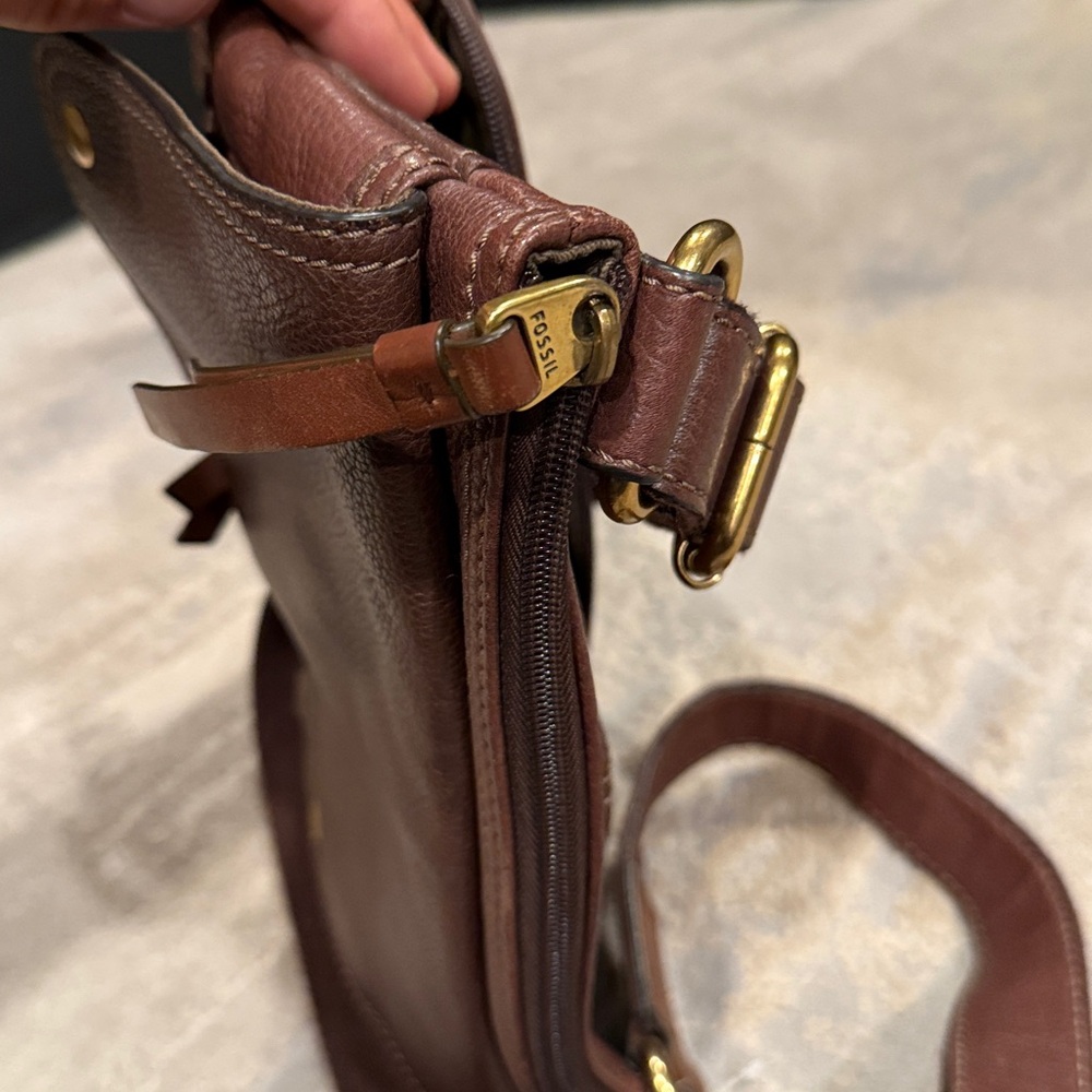 Fossil Morgan Traveler messenger bag brown pebbled leather with gold crossbody - Picture 10 of 14